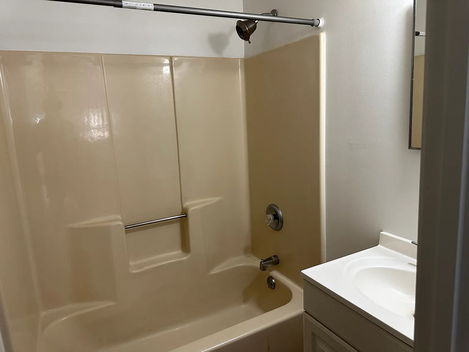 3 bed, 1100 sqft, $1,300 — Photo 4