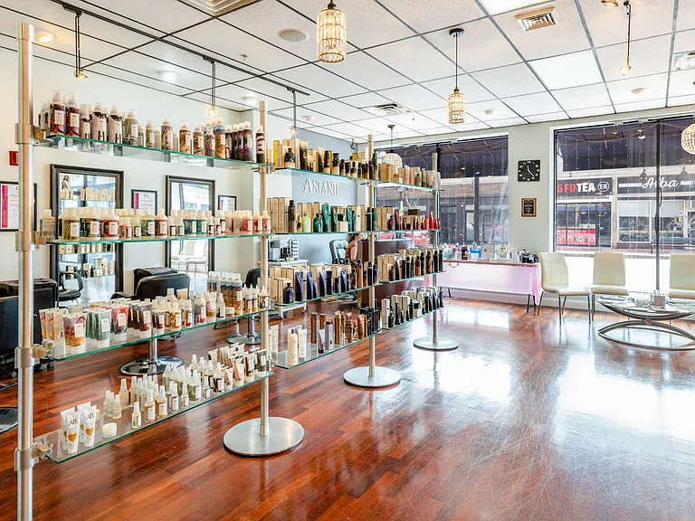 Salon Astante located On-site