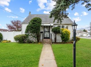 484 Buffalo Ave, Lindenhurst, NY 11757