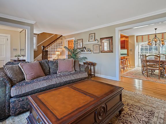 5th image of 114 Carpenter Ave