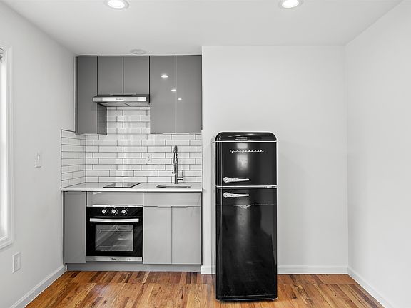 3rd image of 695 Summit Ave #2A