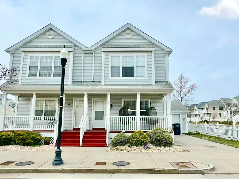 201 Grammercy Pl — Photo 1