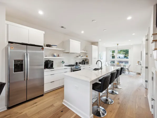 14 F St #B, Charleston, SC 29403