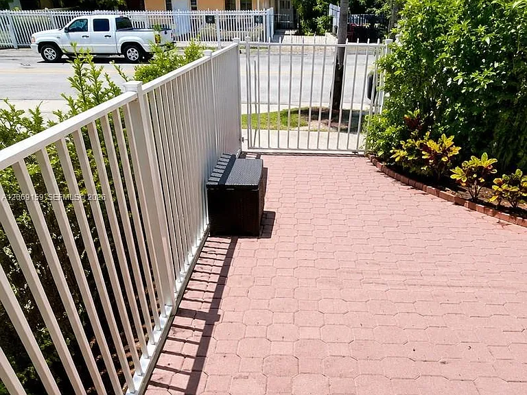 985 SW 10th St #2 — Photo 3
