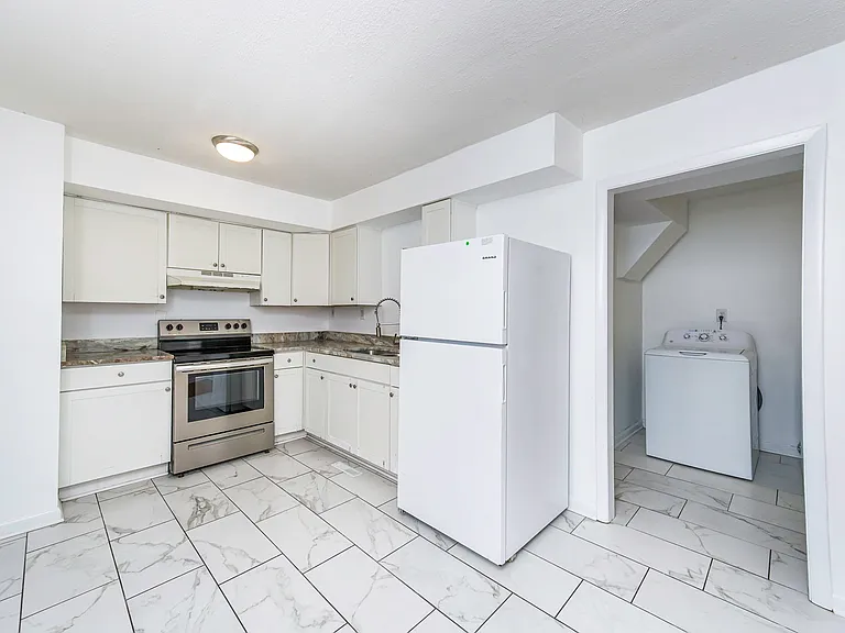 1208 Louis Ln — Photo 8