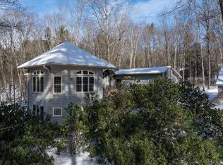 206 N Valley Rd, Pelham, MA 01002