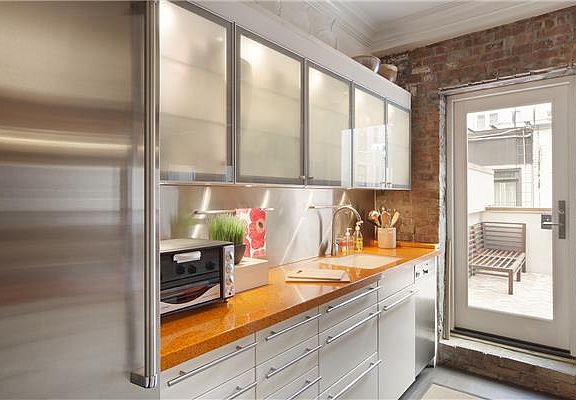 3rd image of 27 E 61st St