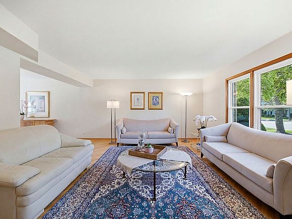 4th image of 330 Sutcliffe Cir