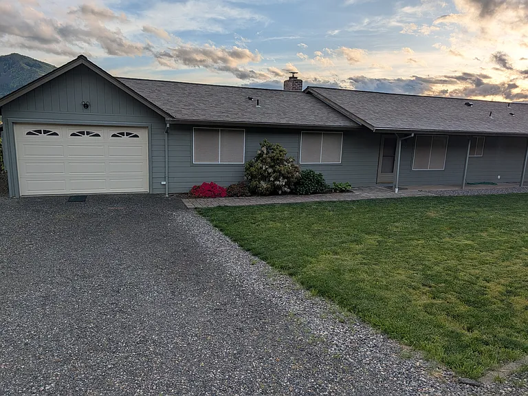 602 Columbia Dr — Photo 2