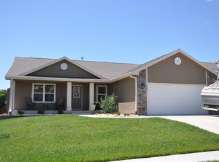 906 Meadowbrooke Ln, Junction City, KS 66441