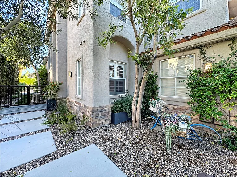 1352 Fox Acres Dr — Photo 4
