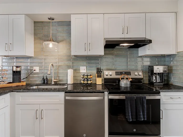 53 Hollywood Ct — Photo 2