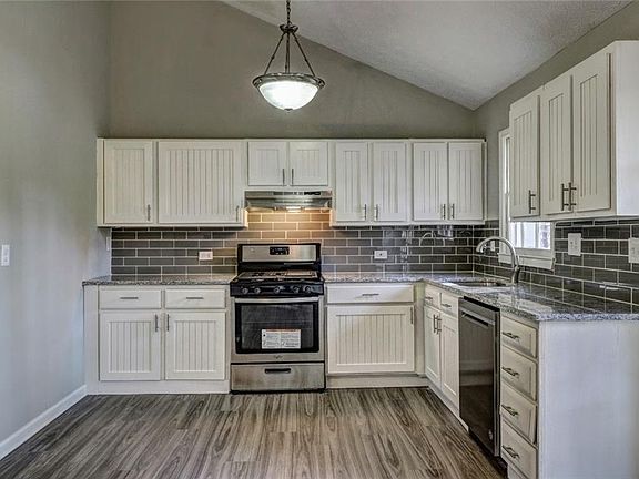 4th image of 6 Eastwood Dr