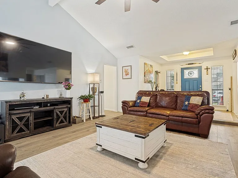 106 E Apollo Rd — Photo 3