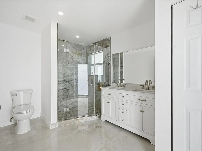 1400 SE 8th Ave — Photo 15