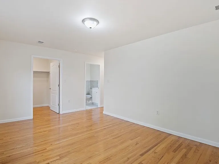 31-33 Chester Ave #2 — Photo 11