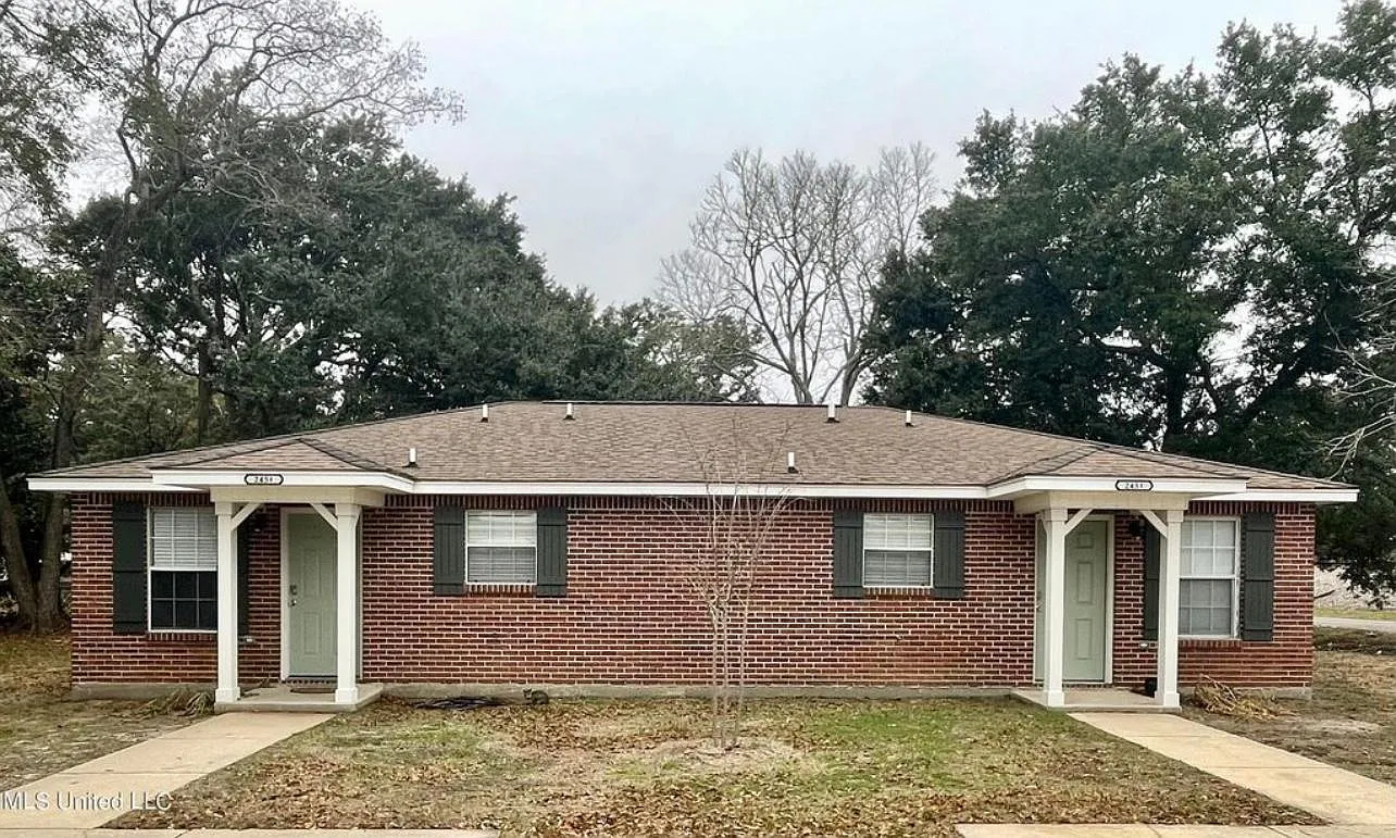 245 Palmetto Ln — Photo 1