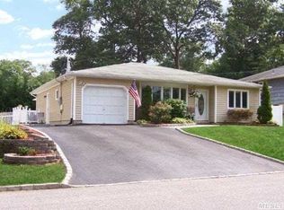 30 Granby Pl, Ronkonkoma, NY 11779