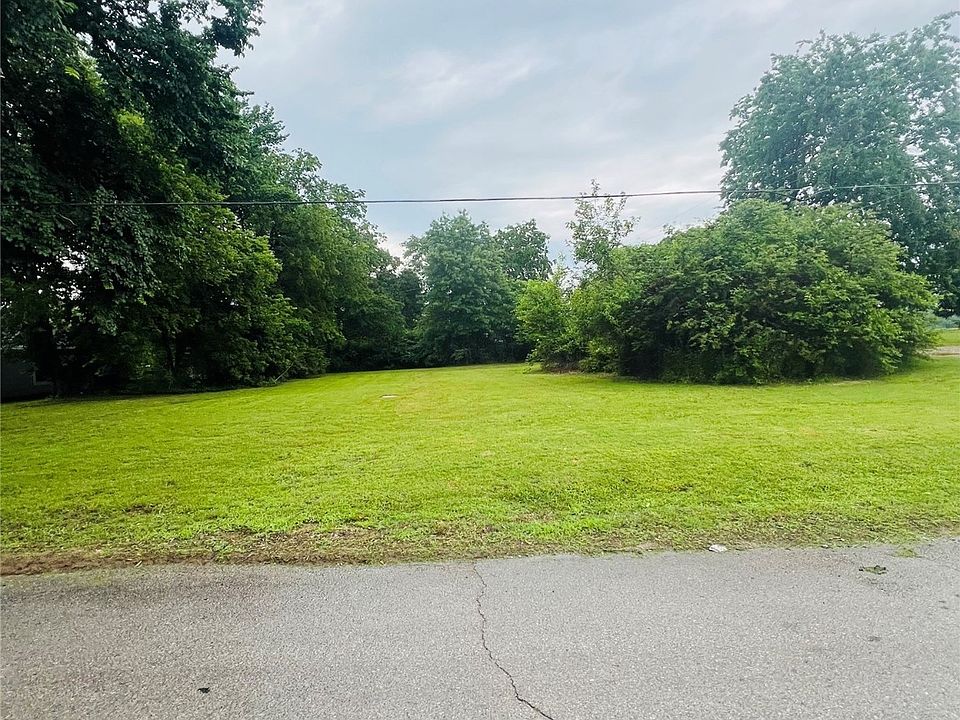 2nd image of W Oak St