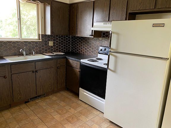 3rd image of 886 N Summit St
