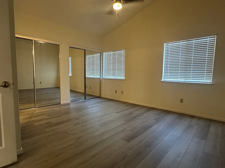 5539 Laguna Park Dr — Photo 1