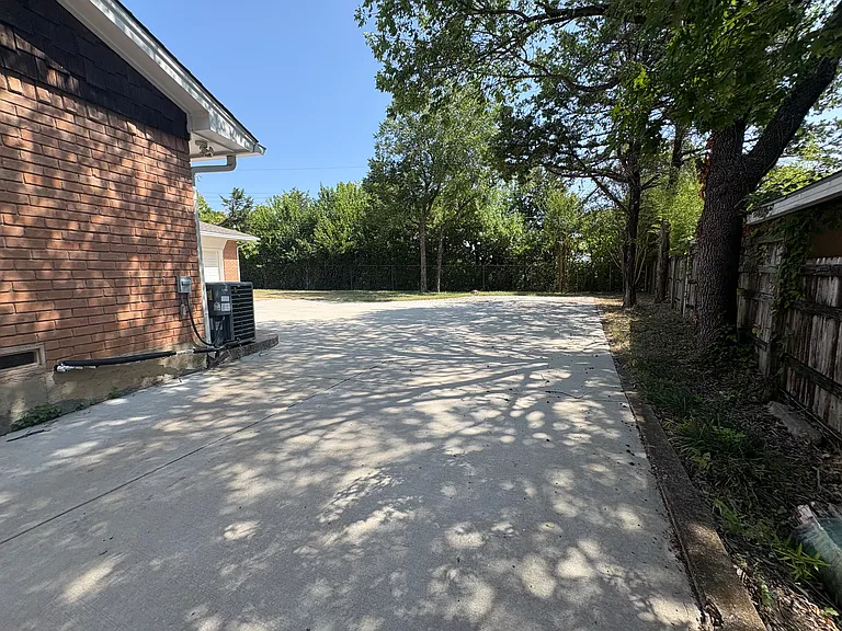 615 Oak Forest Dr — Photo 29