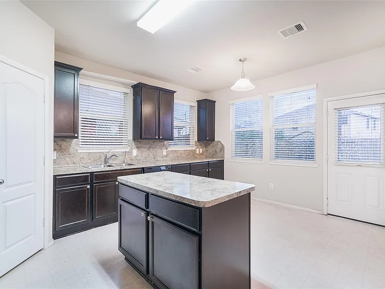 1315 Squire Dr — Photo 6