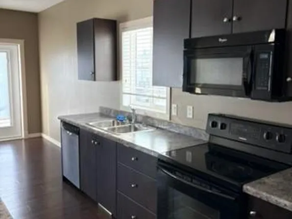 902 10th St, Cold Lake, AB T9M 1H8
