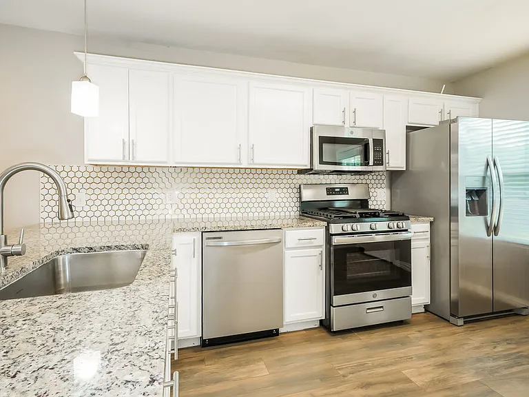 513 N Wood St — Photo 8