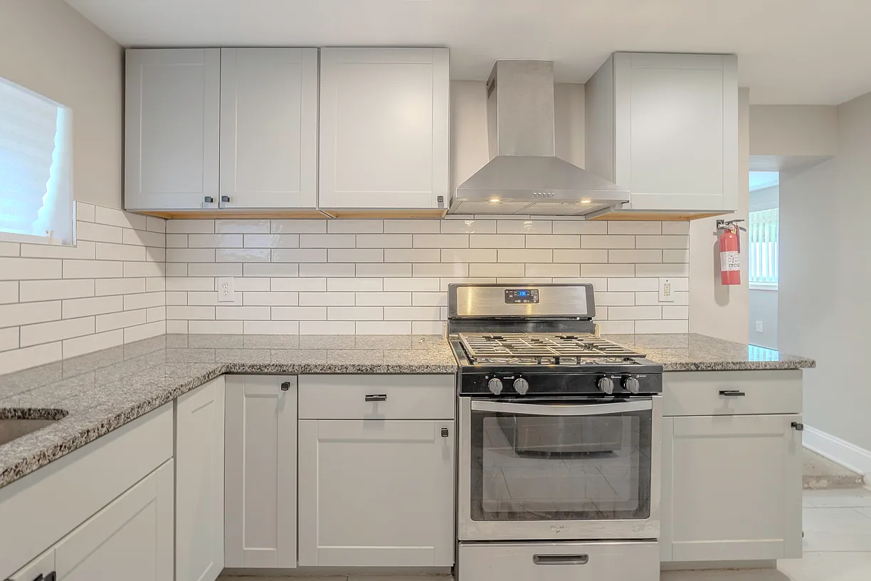 114 Mary Ave — Photo 3
