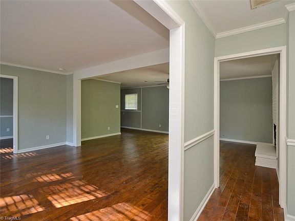 3rd image of 402 Ravenwood Dr