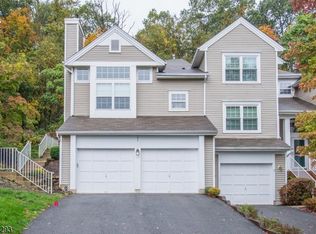 15 Woodmont Dr, Randolph, NJ 07869