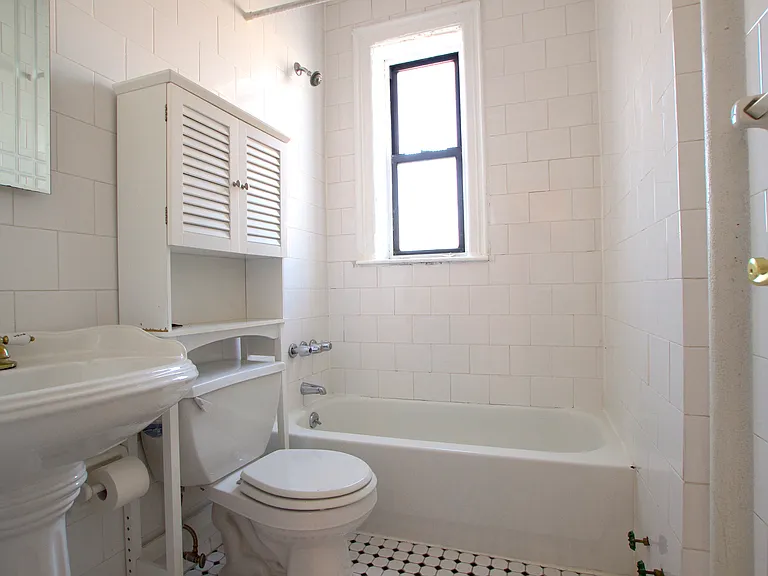 350 7th St #B1 — Photo 4