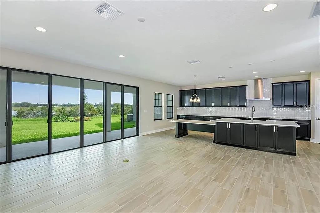 5 bed, 4.0 bath, 3615 sqft, $4,200 — Photo 2