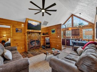 623 Country Oaks Dr, Pigeon Forge, TN 37863