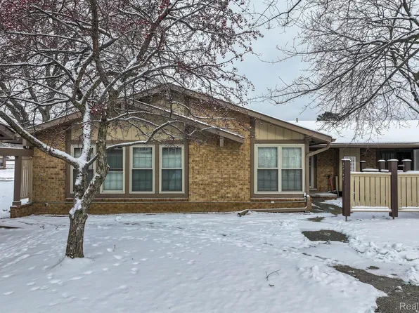 2746 Roundtree Dr, Troy, MI 48083