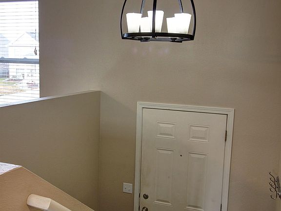 5th image of 16107 Robin Dr
