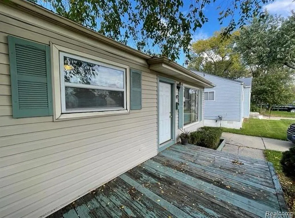 3 bed, 1.0 bath, 943 sqft, $1,599 — Photo 3