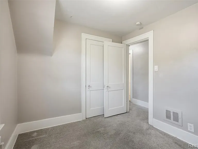 735 E Maxlow Ave — Photo 17