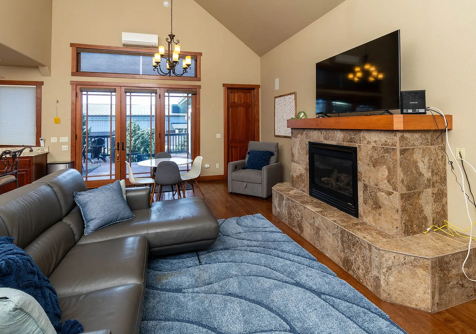 Large spectacular home with all the bells and whistles! Furnished monthly rental — Photo 2