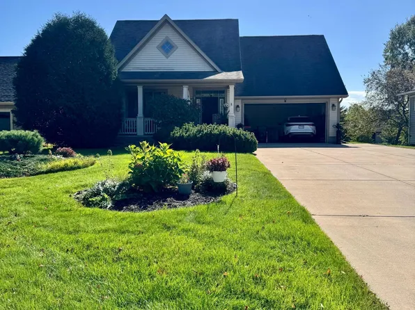 2710 Red Splendor Cir E, Maplewood, MN 55119