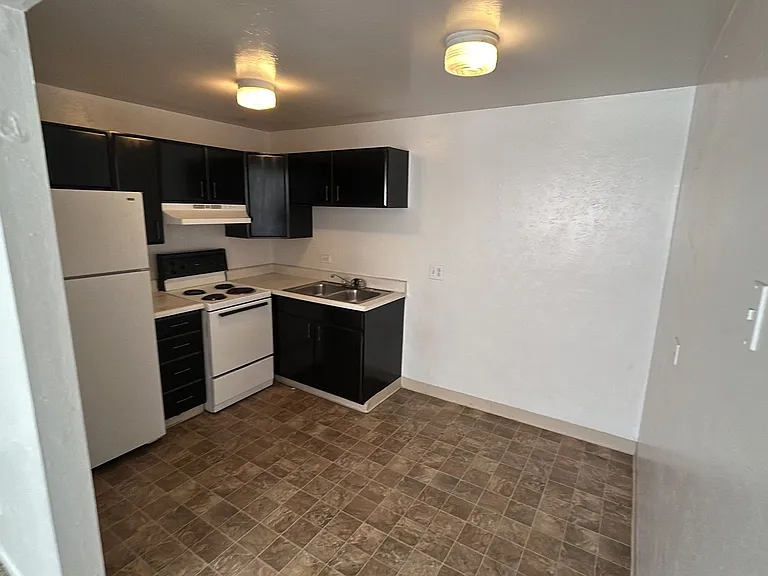 95 N Clarkson St Carolyn Arms Apartments — Photo 22