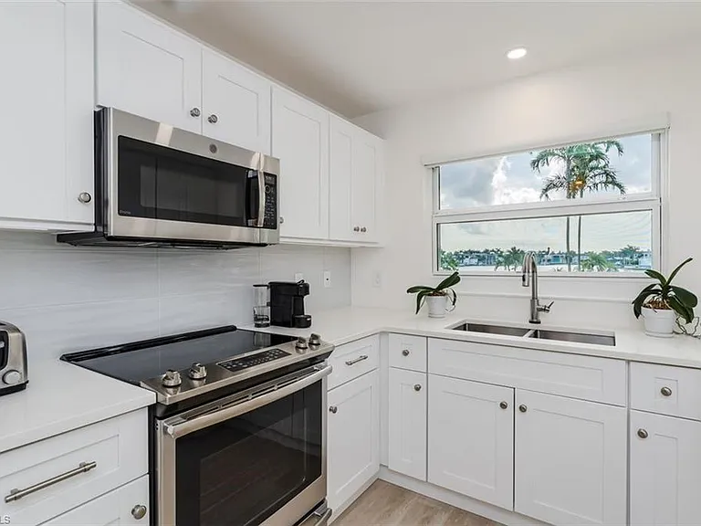 3450 Gulf Shore Blvd N #210 — Photo 12