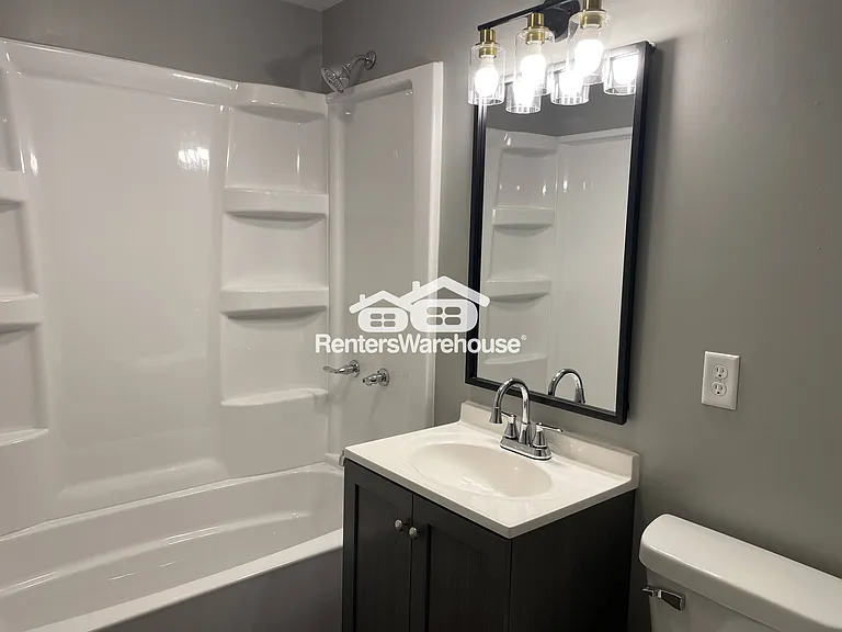 1496 E Division Ave — Photo 9