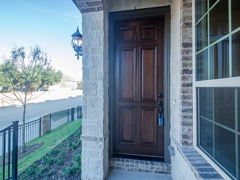 939 Whitehall Dr — Photo 2