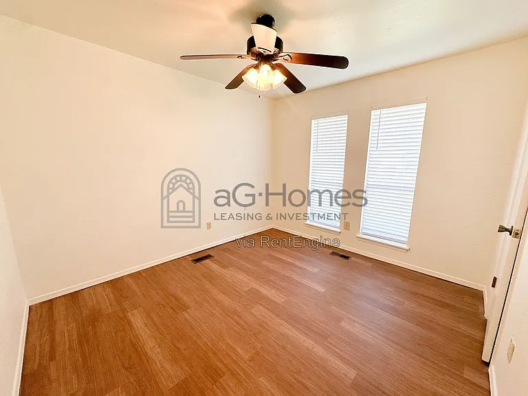 909 Cherrywood Ln — Photo 10