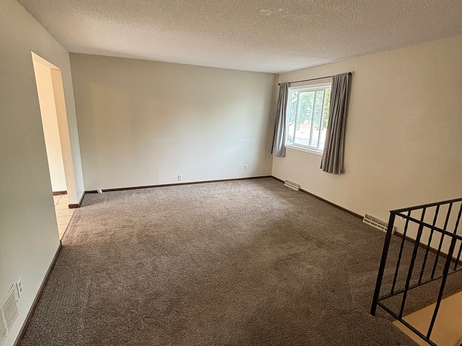 2 bed, 1100 sqft, $1,650 — Photo 2
