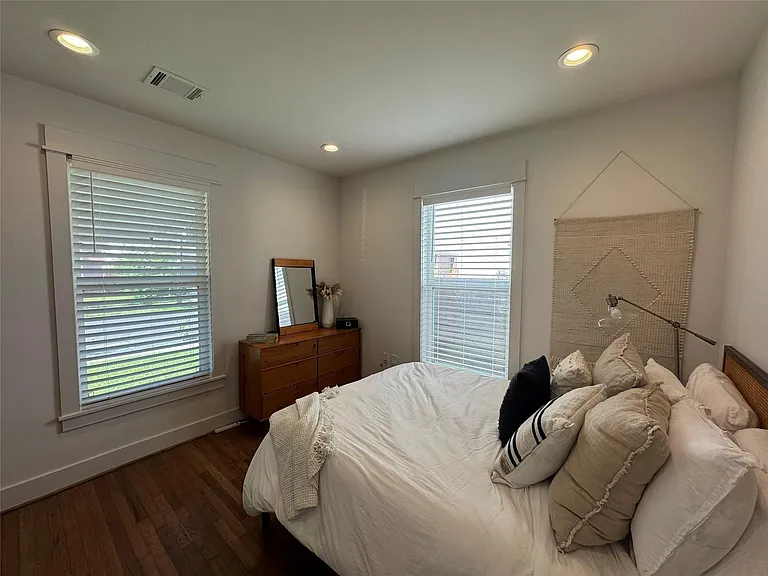 1033 Adele St — Photo 11