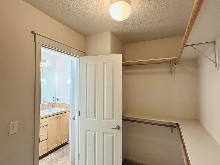6049 NE Kettering St — Photo 33