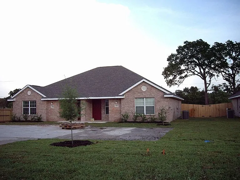 This unit has access to the volleyball pit, basketball goal, and the firepit. Tons of extra parking. No back yard neigbors.